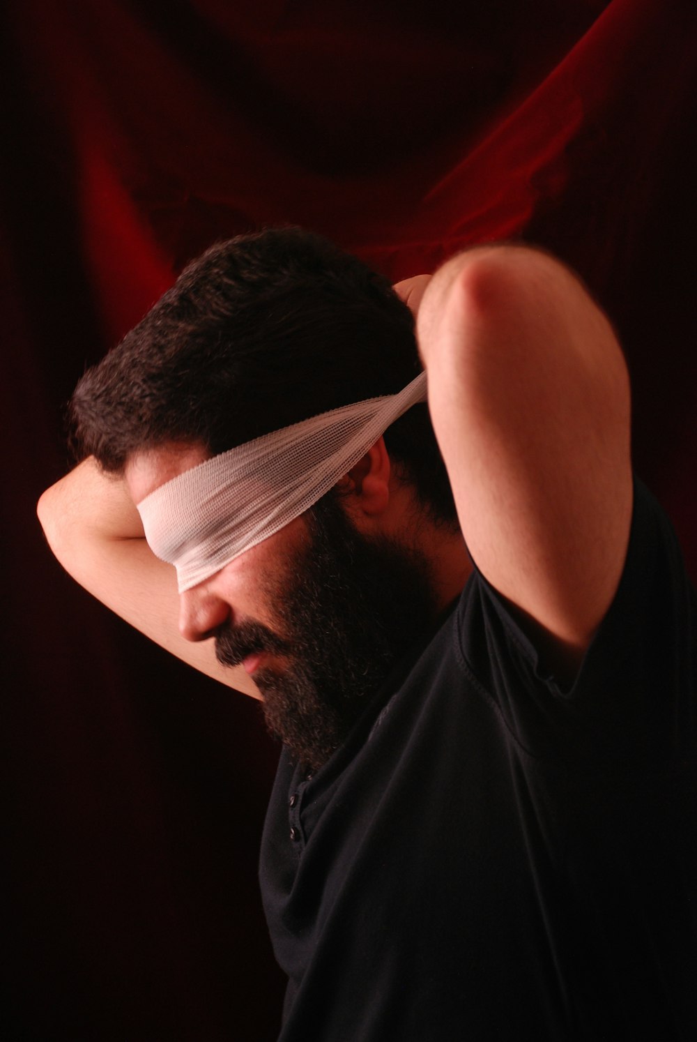 um homem com uma bandagem em torno de sua cabeça