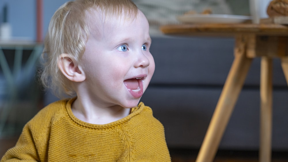 garçon en pull en tricot jaune