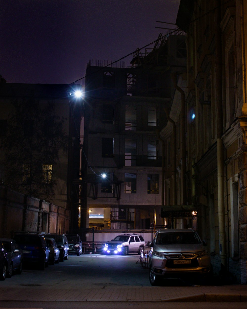 Voitures garées devant l’immeuble pendant la nuit