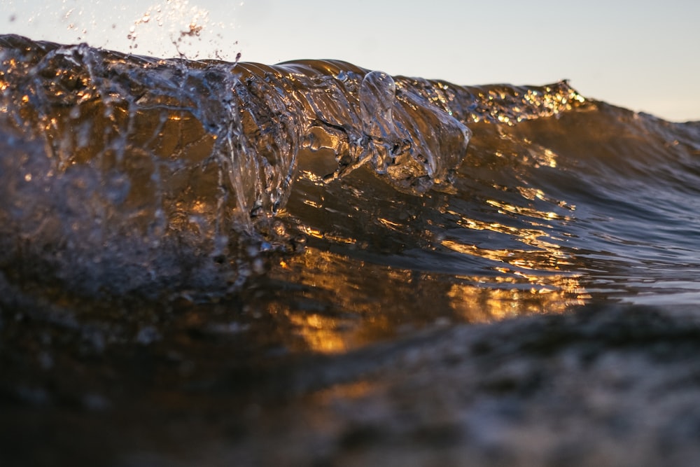 Spruzzi d'acqua su roccia marrone