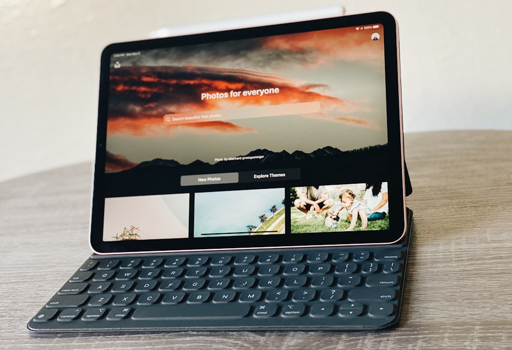 キーボード付き黒のタブレットコンピュータ