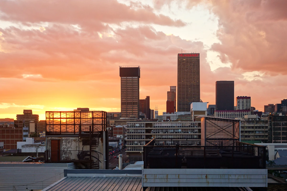 Vue panoramique d'une ville africaine en pleine croissance économique