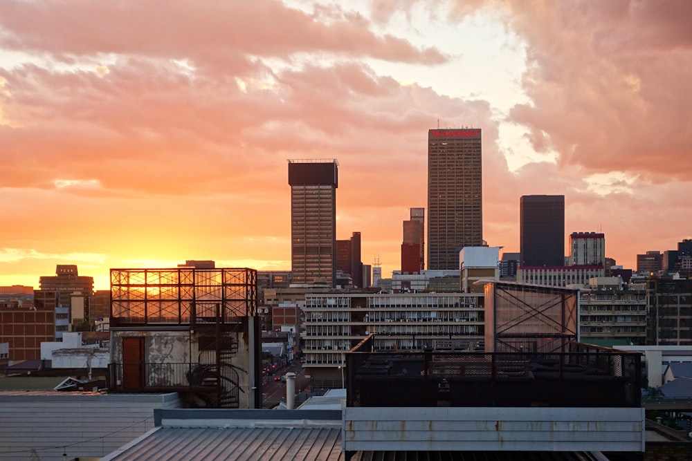 Skyline de la ville au coucher du soleil avec ciel nuageux