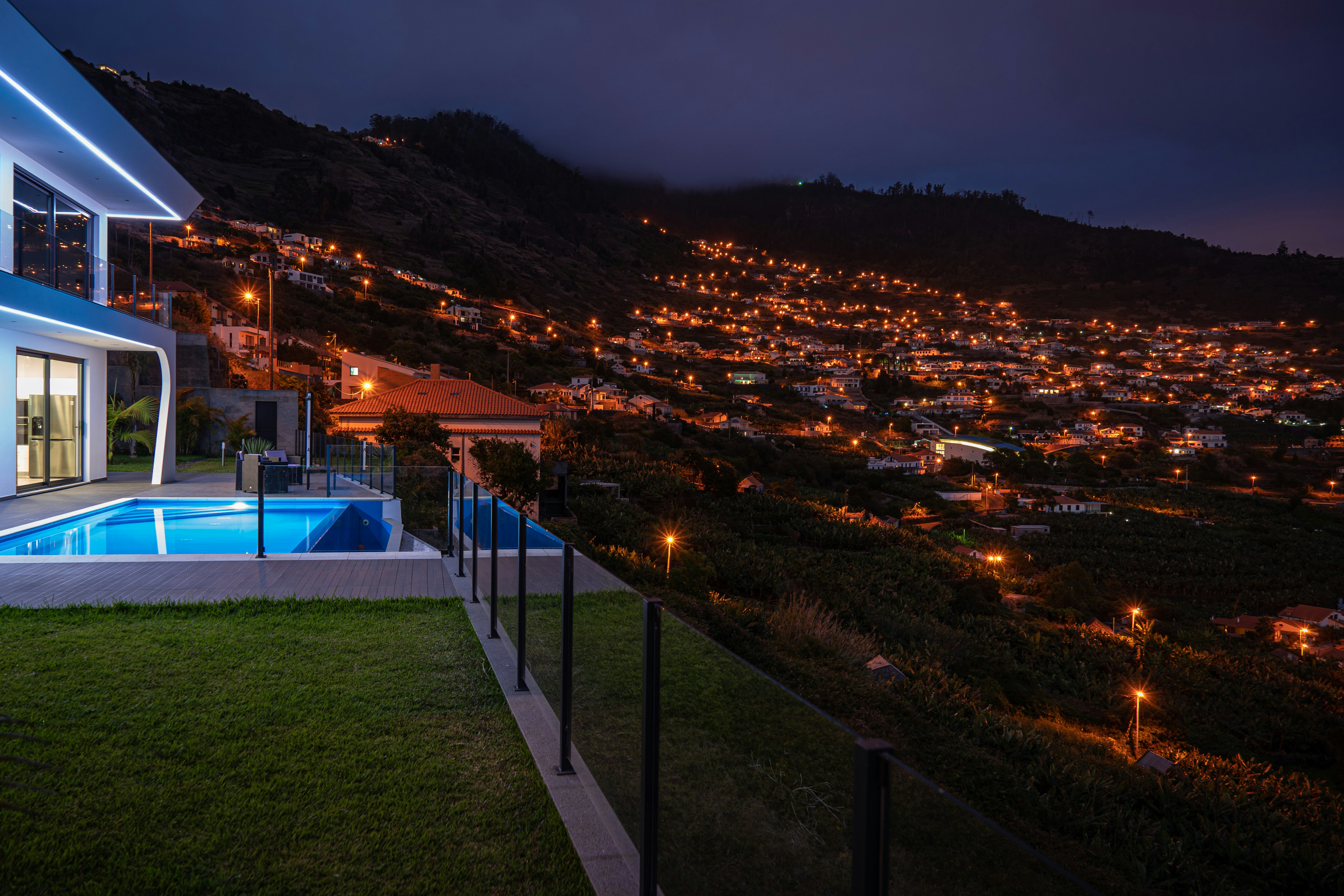 Hermosa casa moderna con jardín y piscina