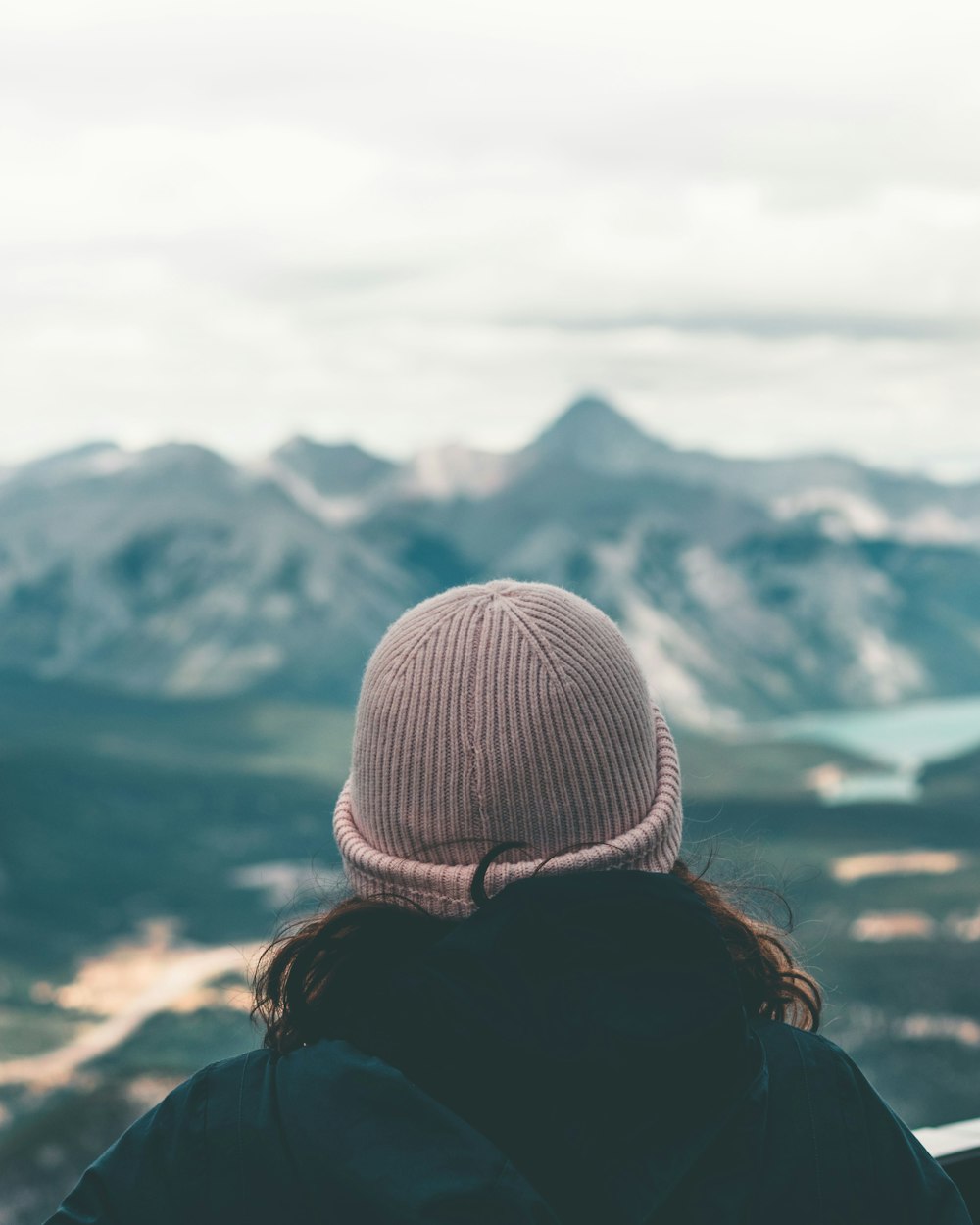 femme en bonnet de tricot blanc regardant les montagnes pendant la journée  photo – Photo Canada Gratuite sur Unsplash