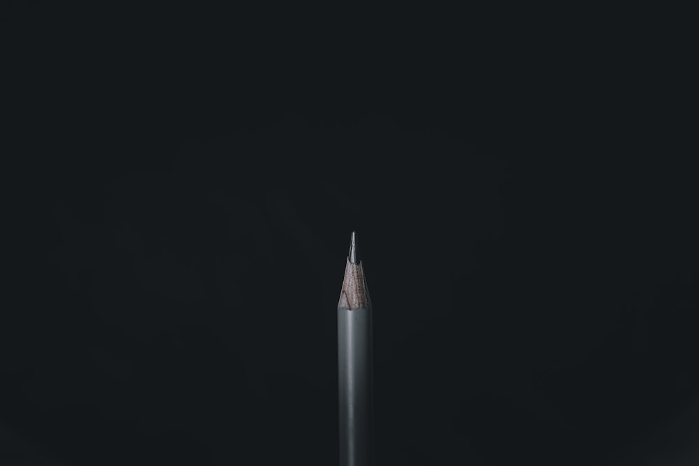 weißer und schwarzer Bleistift auf schwarzem Hintergrund