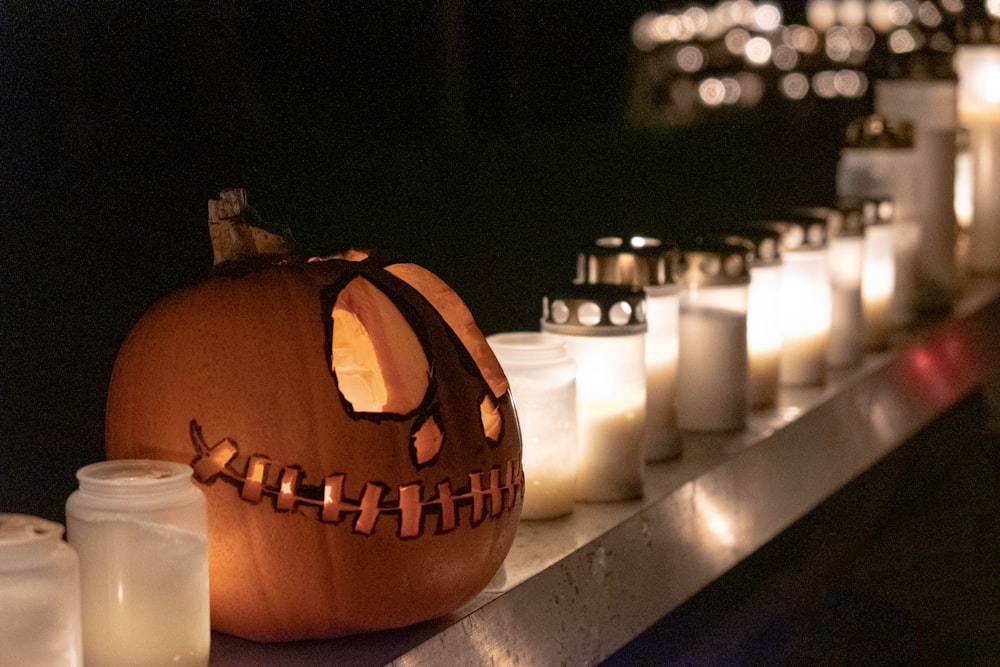 jack o lanterna com velas na mesa branca