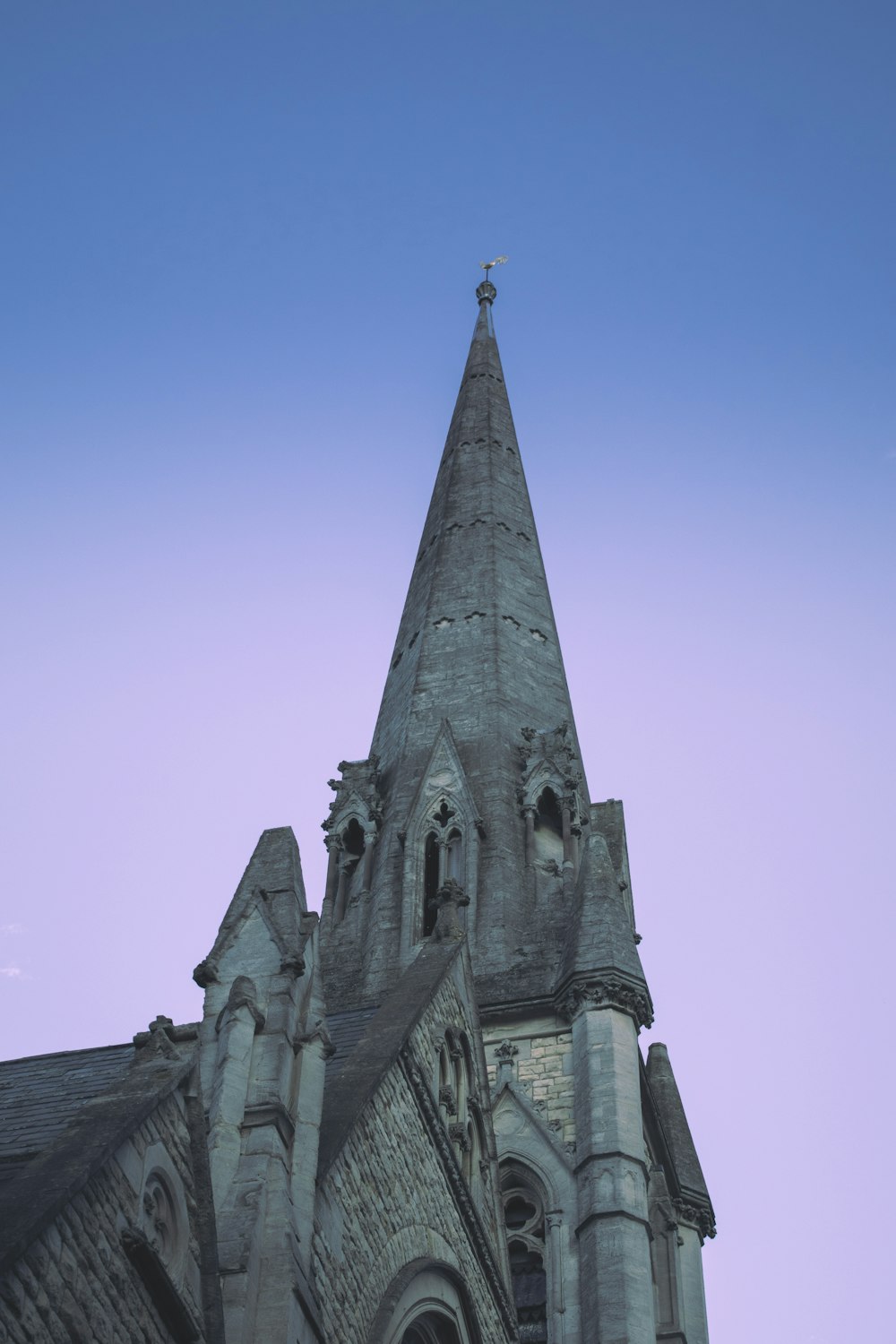 église en béton gris sous le ciel bleu pendant la journée