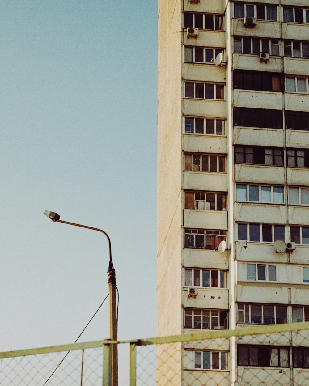 edifício de concreto marrom e branco sob o céu azul durante o dia