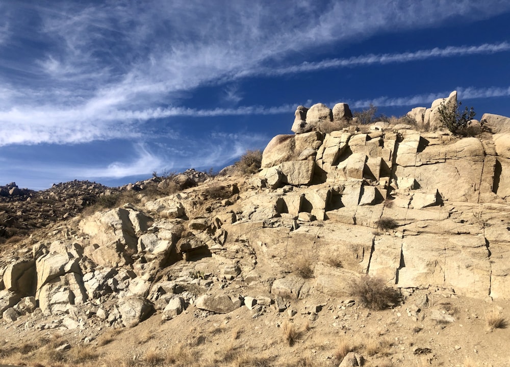 Formación rocosa marrón bajo el cielo azul durante el día