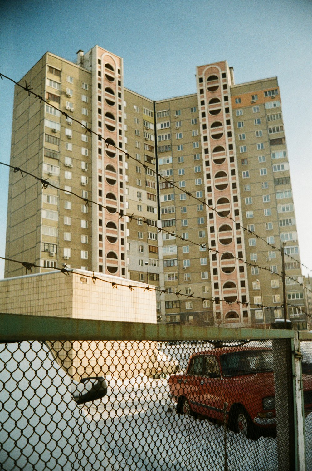 Gebäude aus weißem und braunem Beton