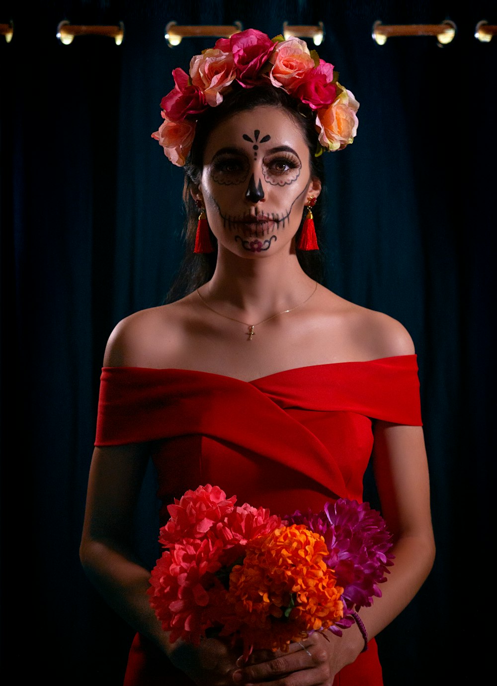 femme en robe rouge avec couronne de fleurs