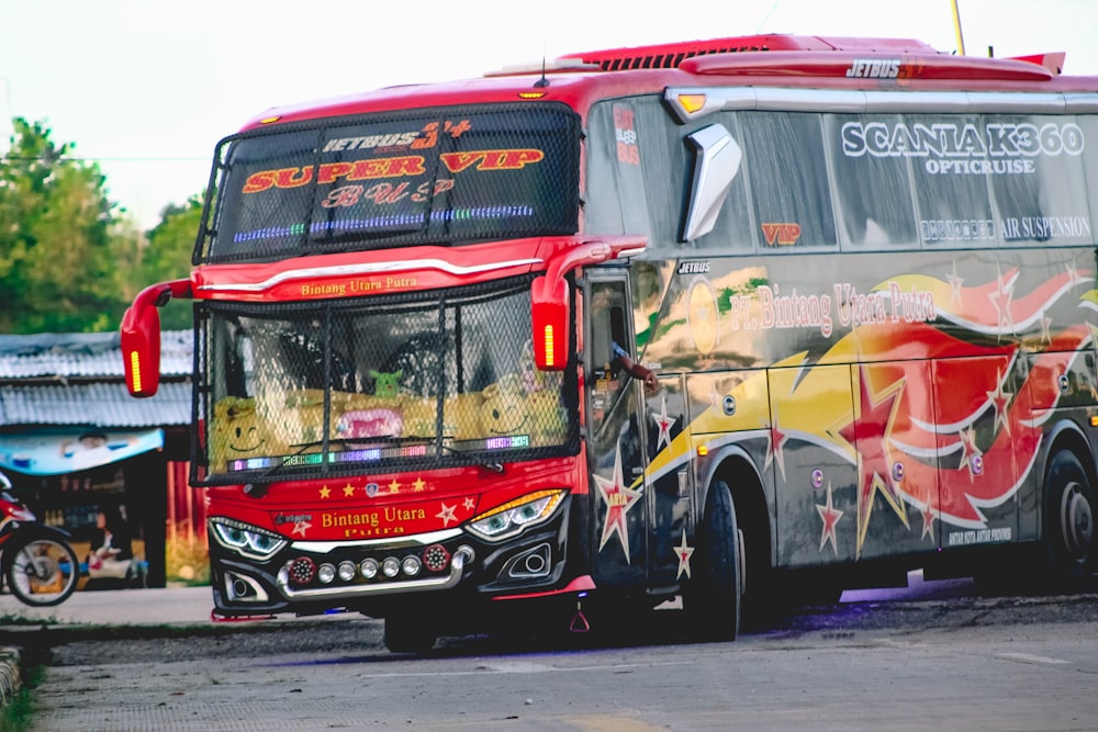 roter und gelber Bus tagsüber unterwegs