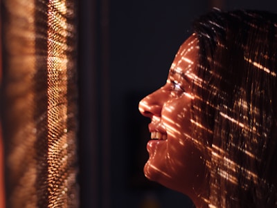 woman with brown hair looking at the light