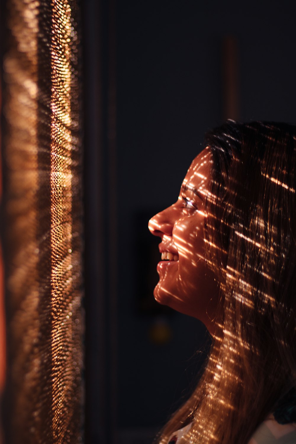 woman with brown hair looking at the light