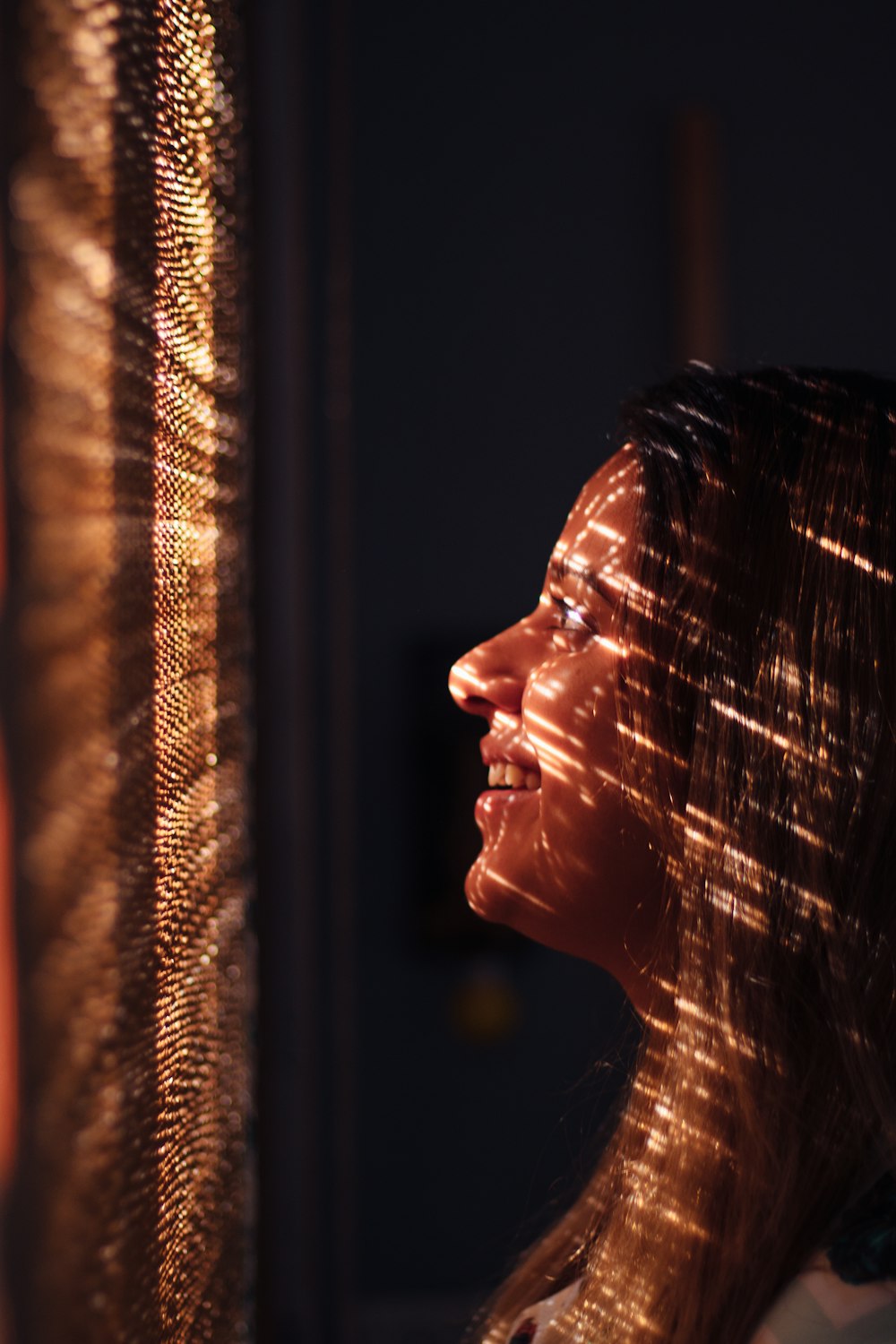 donna con i capelli castani che guardano la luce