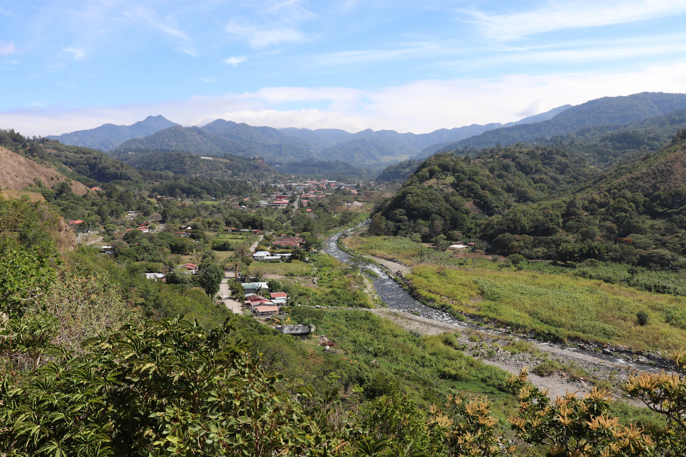 Montañas verdes de las tierras altas de Chiriquí, cerca de Boquete, Panamá