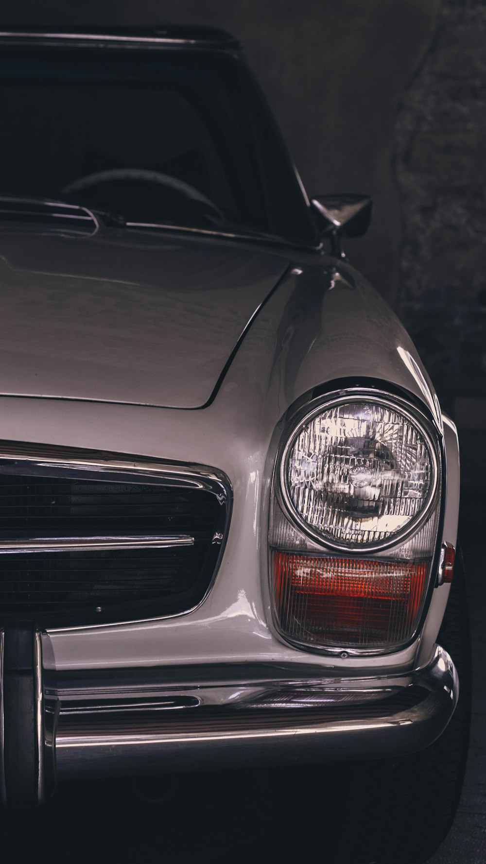 black car with white and red light