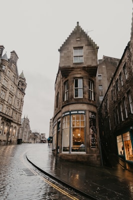 Victoria Street, 9am