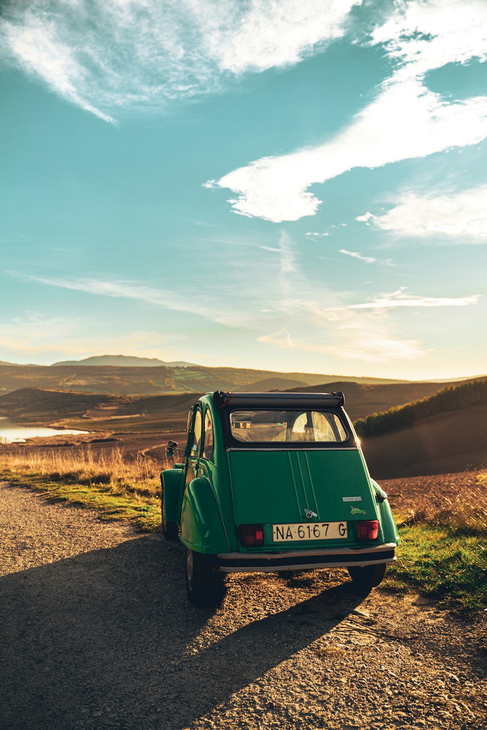 Volkswagen T-1 vert sur un chemin de terre pendant la journée