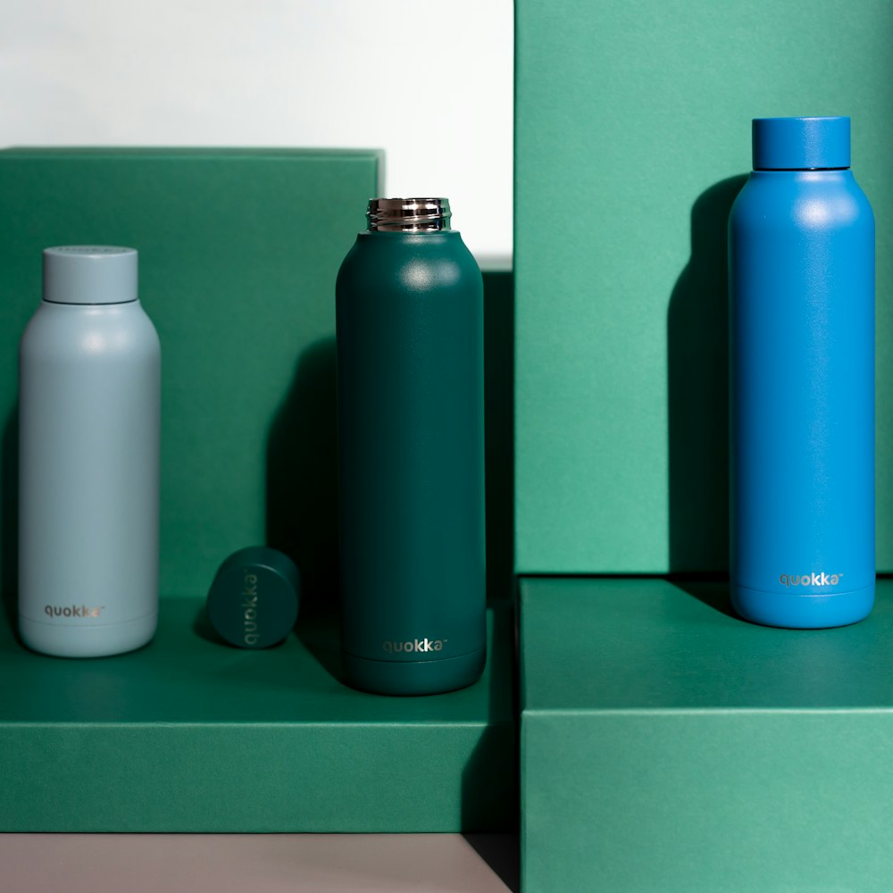 blaue und grüne Plastikflaschen
