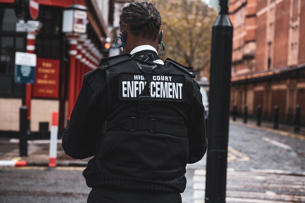 Foto Hombre con chaqueta adidas en blanco y negro usando audífonos en  blanco y negro – Imagen Londres gratis en Unsplash