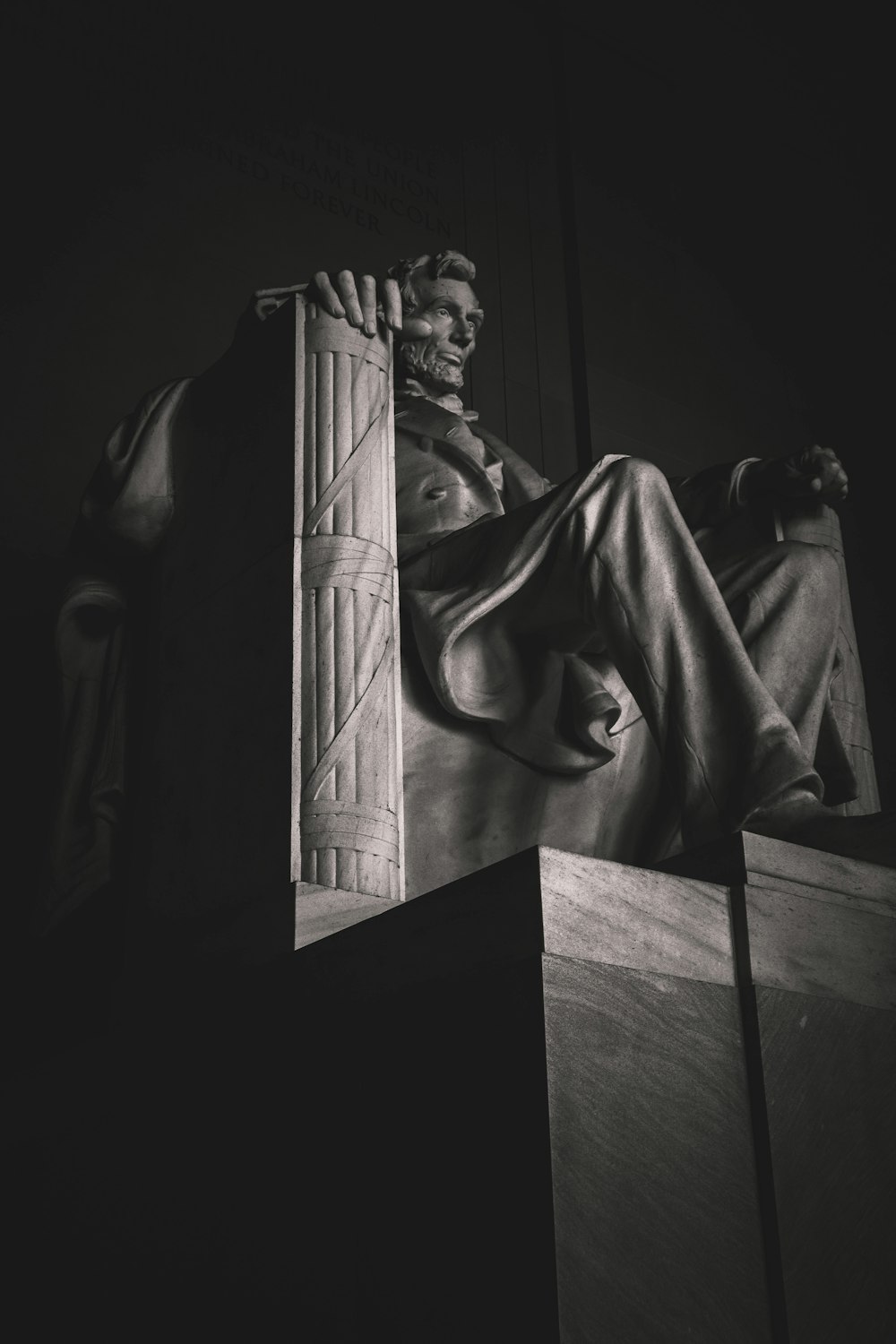 Statue d’homme en robe en Photographie en niveaux de gris