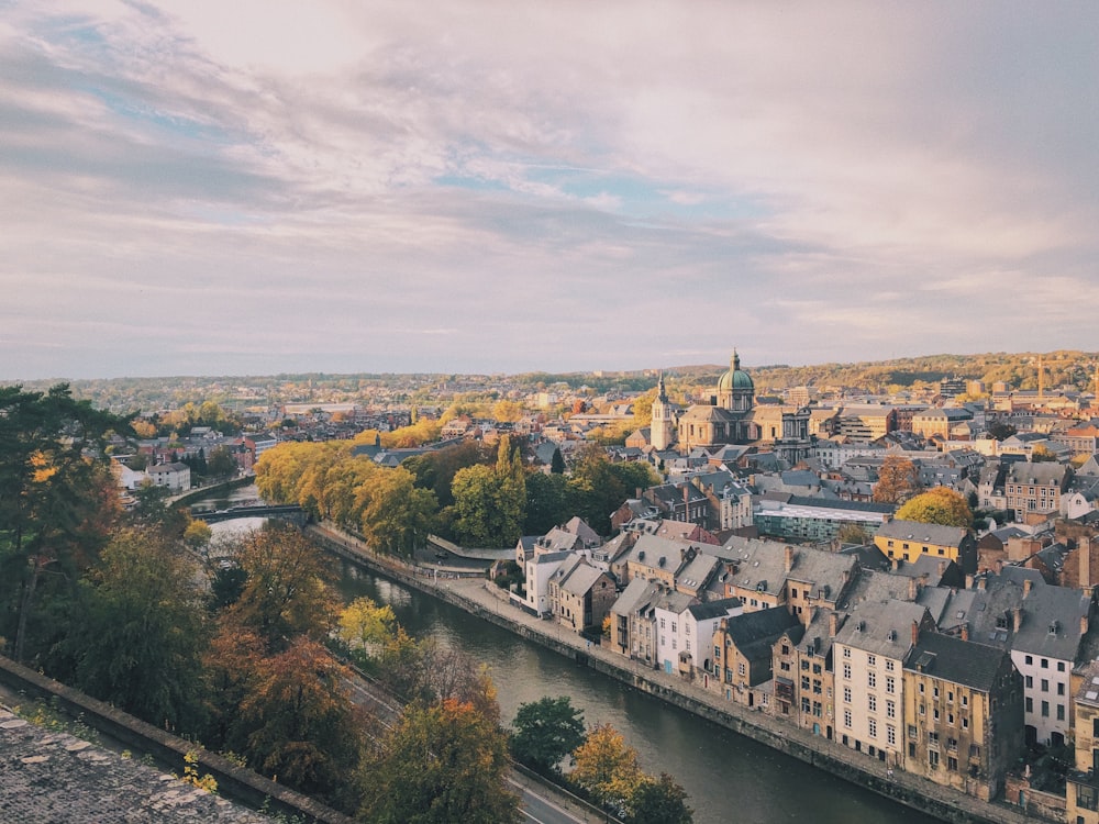 Luftaufnahme von Stadtgebäuden tagsüber