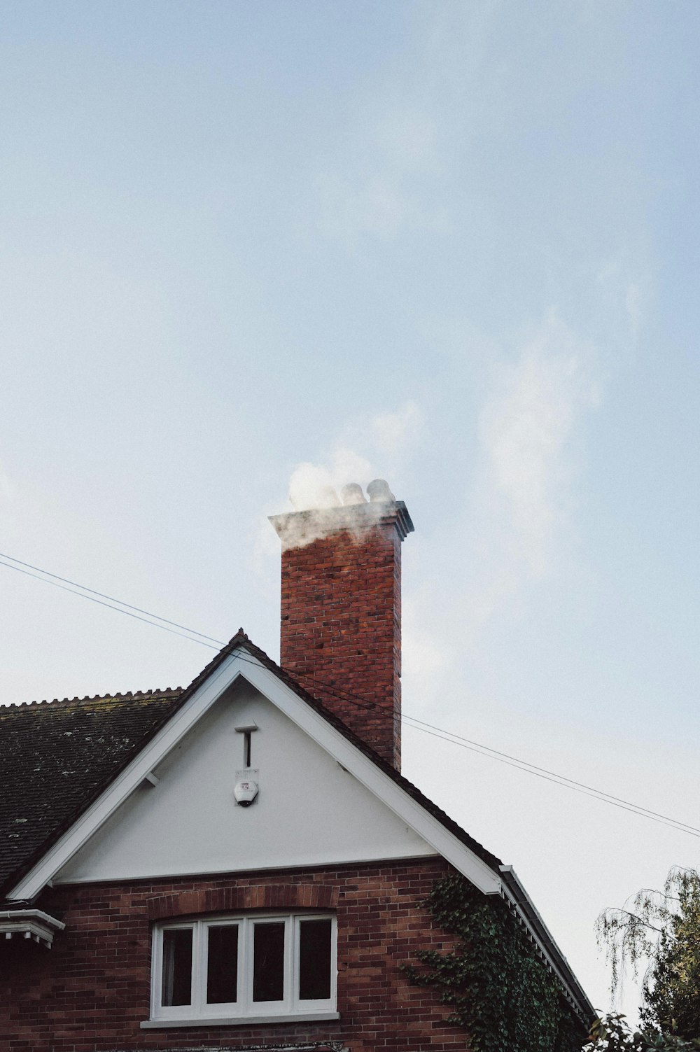 maison en béton brun et blanc sous le ciel blanc pendant la journée