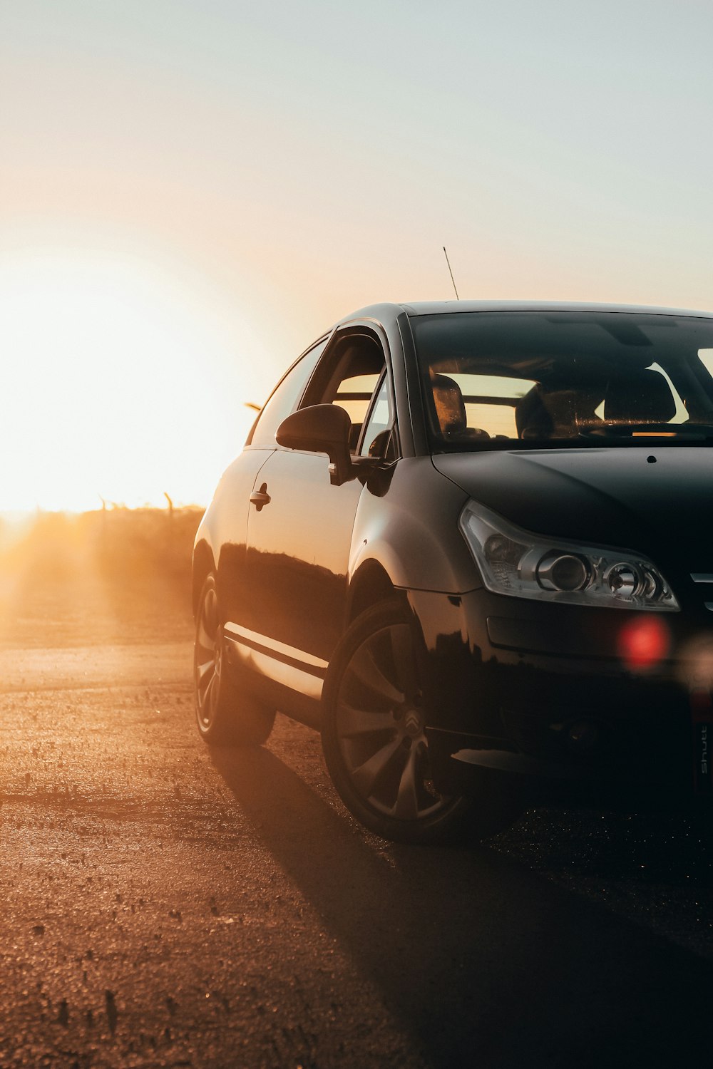 suv honda preto no campo marrom durante o dia