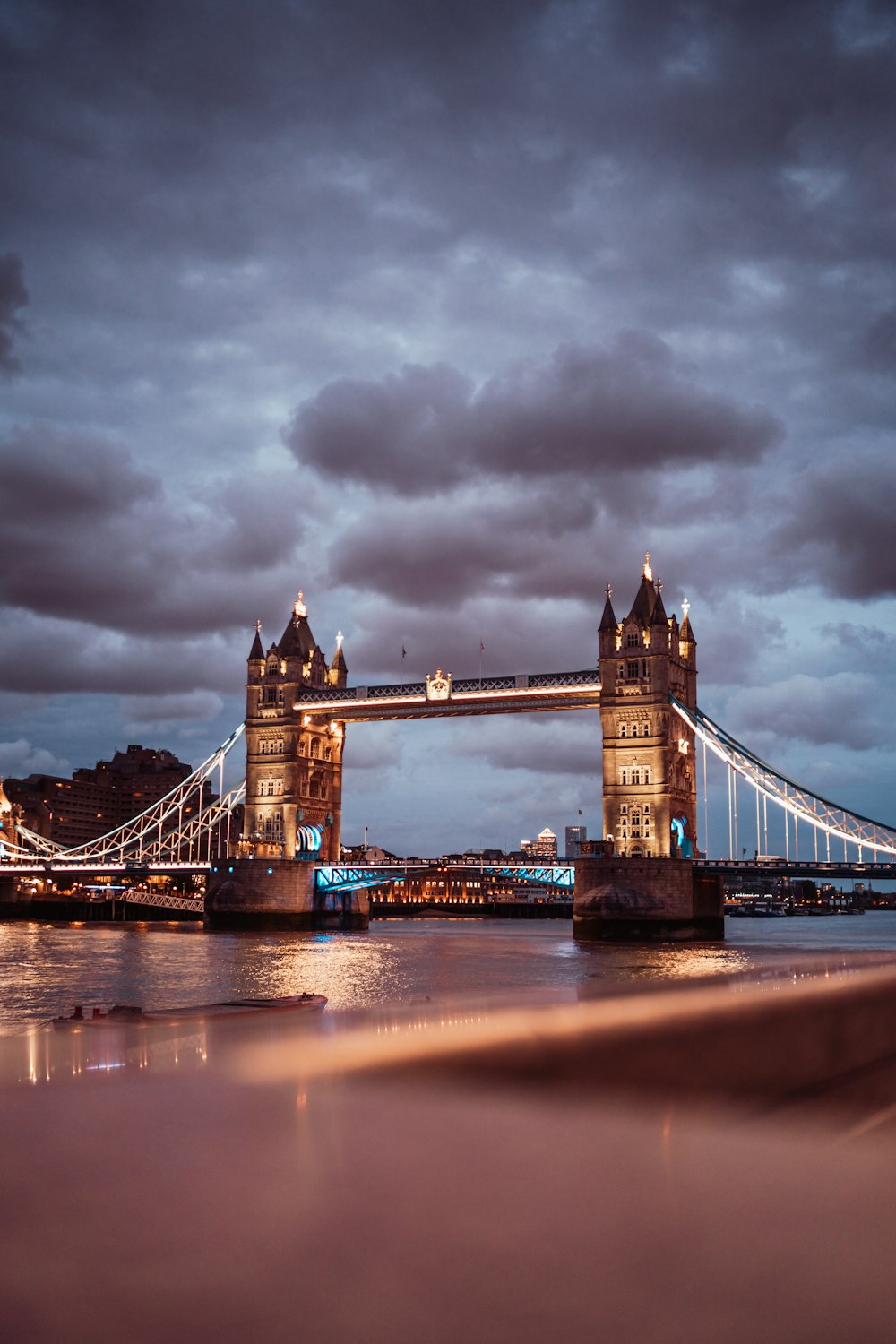 Pont brun sous les nuages gris