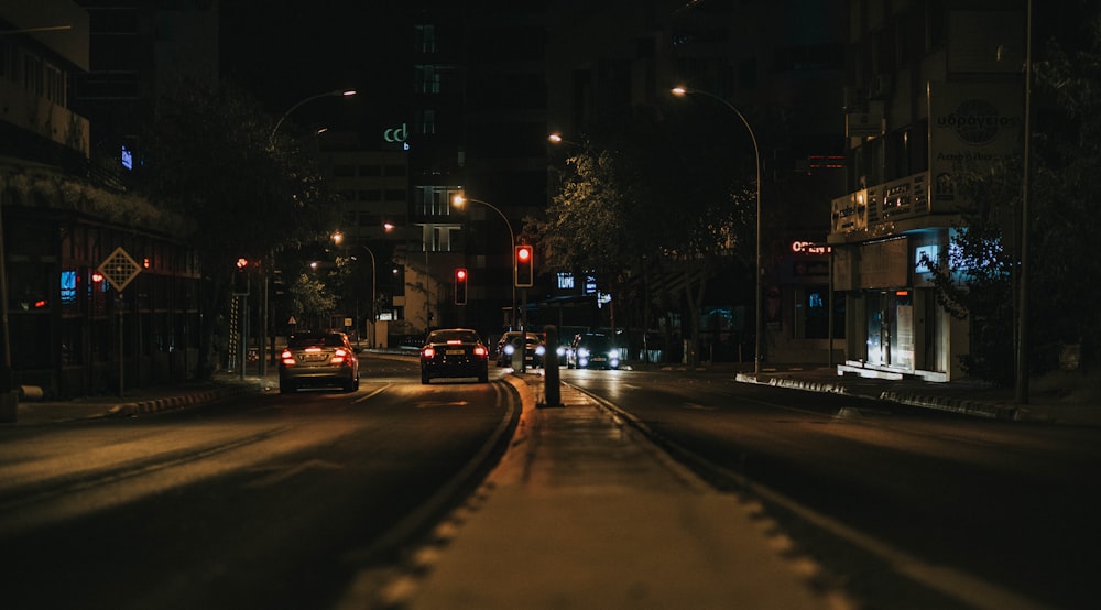 Coches en la carretera durante la noche