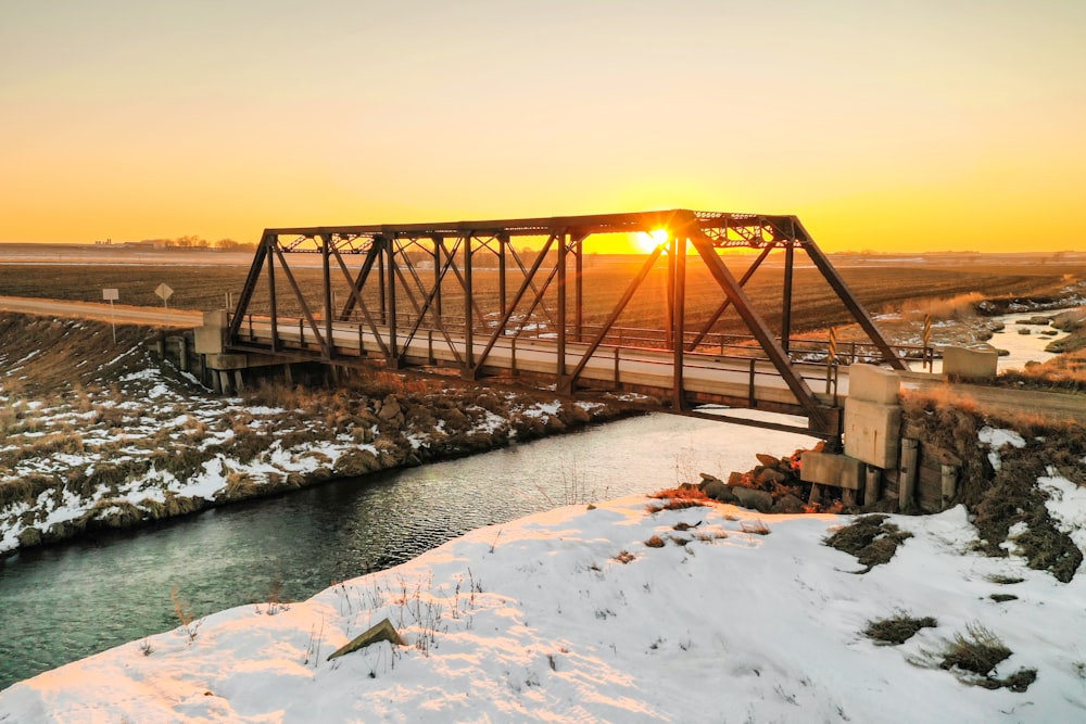 Braune Holzbrücke über den Fluss tagsüber