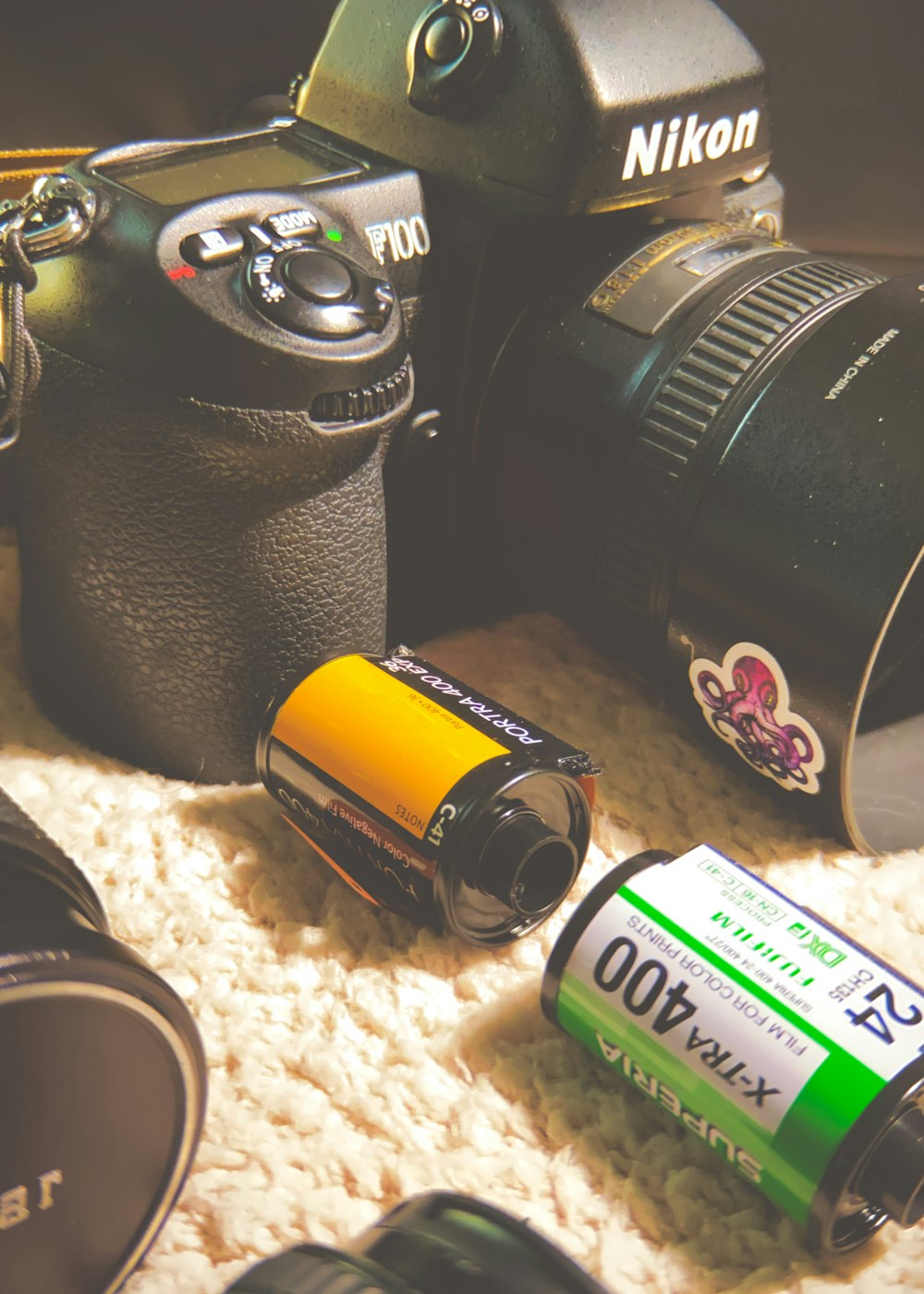 Fotocamera reflex digitale Nikon nera su tessuto bianco