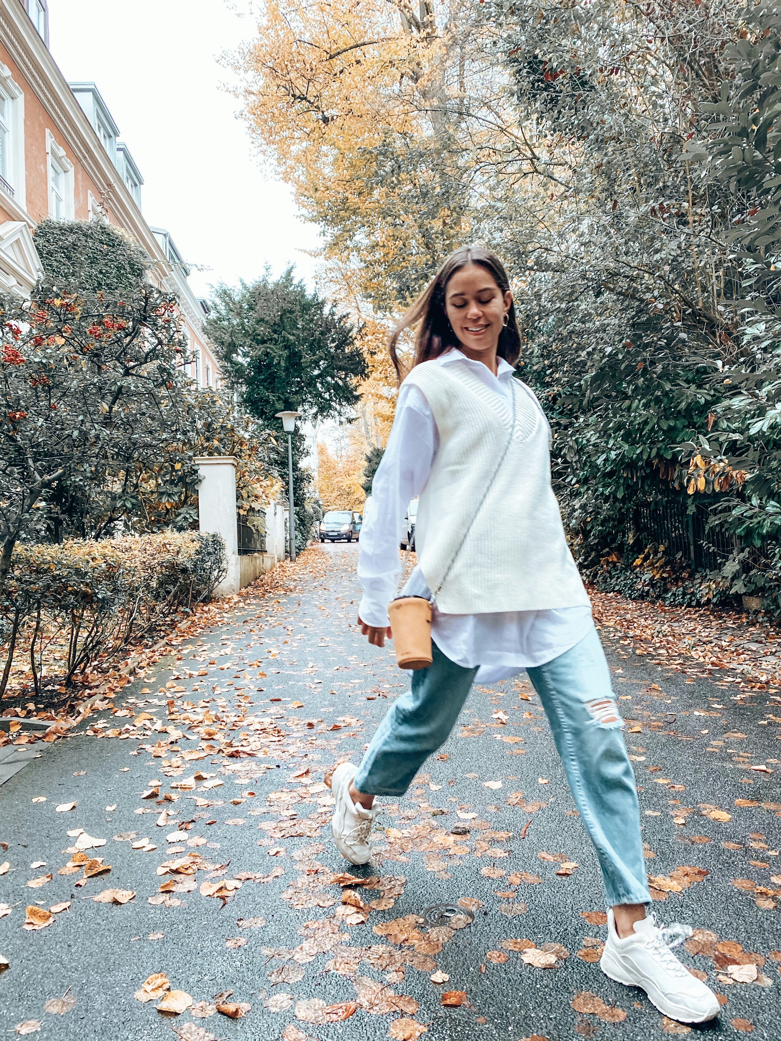 photo-1604422350799-99c9ef3ebc11?ixid=M3wxMjA3fDB8MXxzZWFyY2h8MTF8fGNhc3VhbHxlbnwwfHx8fDE3NDE0NzkyMTZ8MA\u0026ixlib=rb-4.0.3