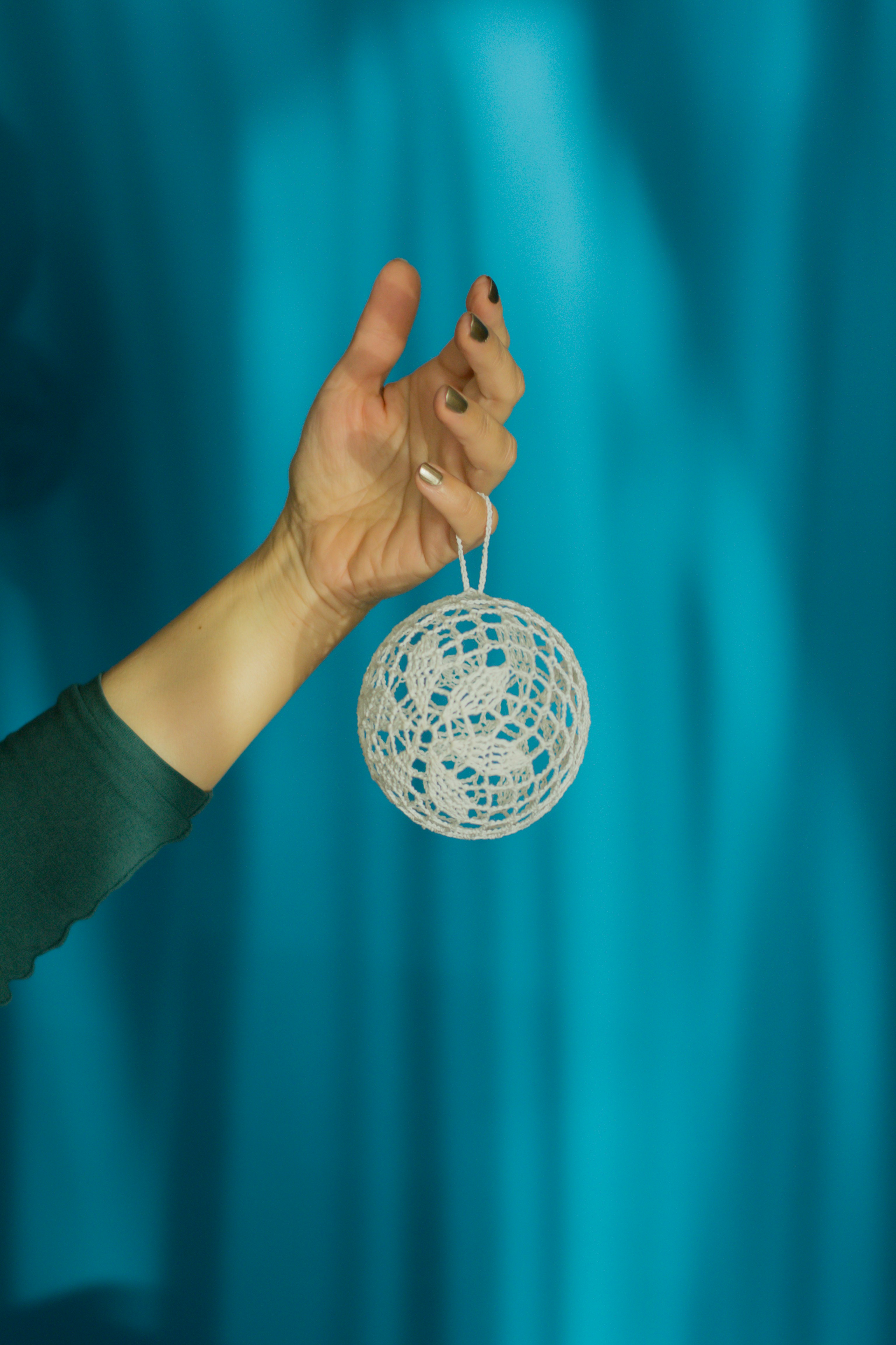 person holding white round light