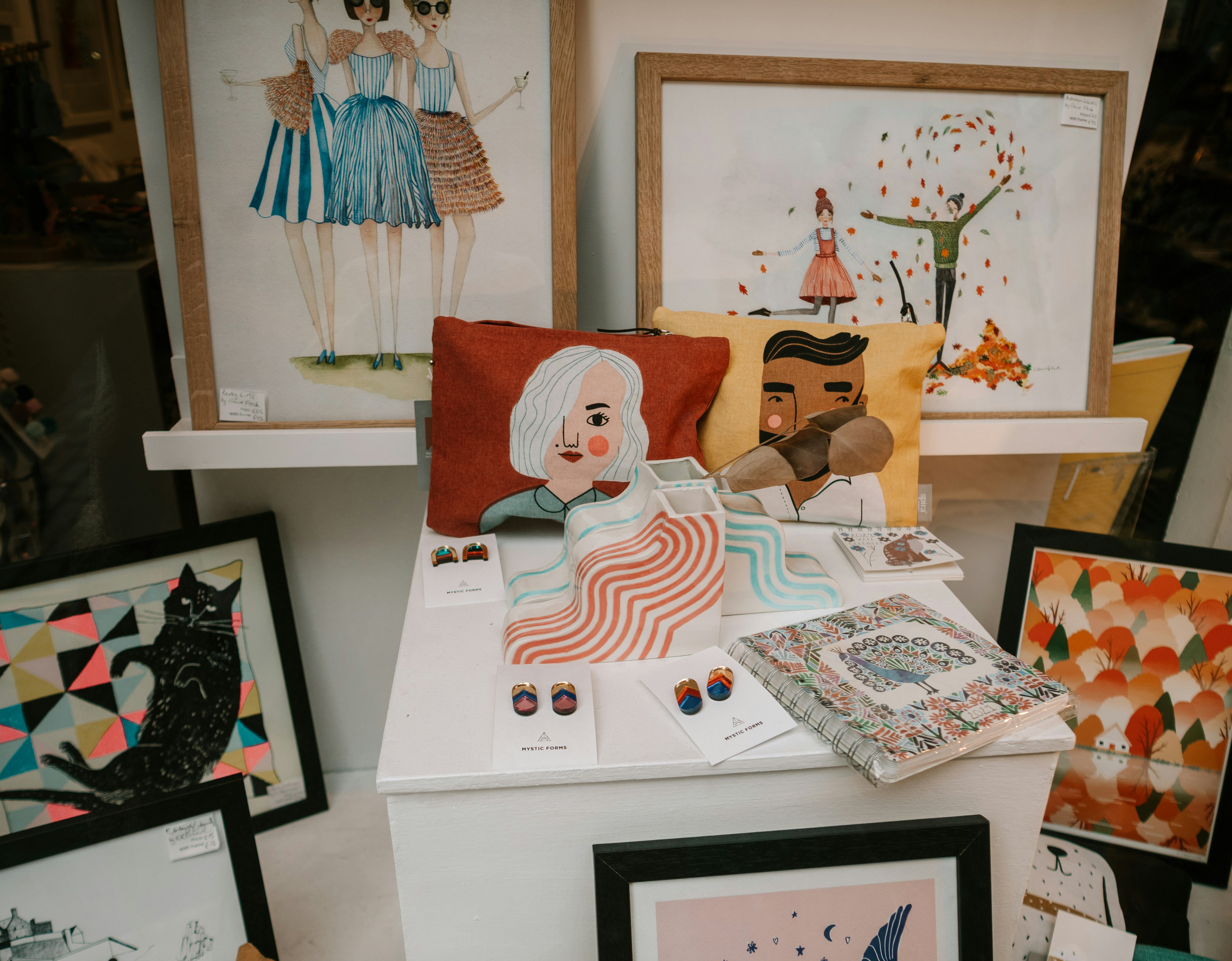 weiße und rote Bettwäsche