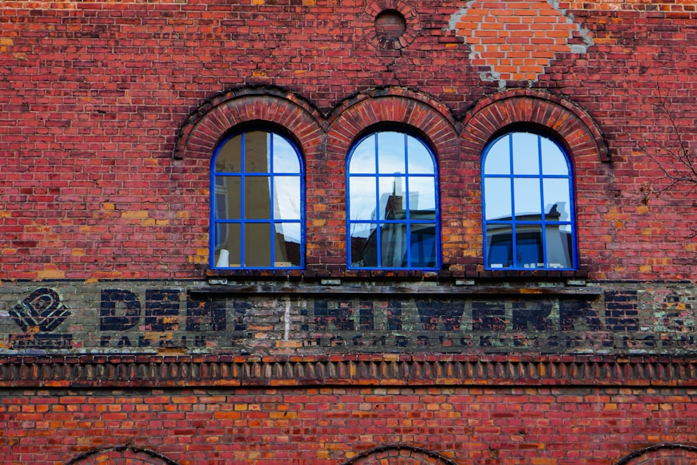 Edificio de ladrillo marrón con ventanas de vidrio