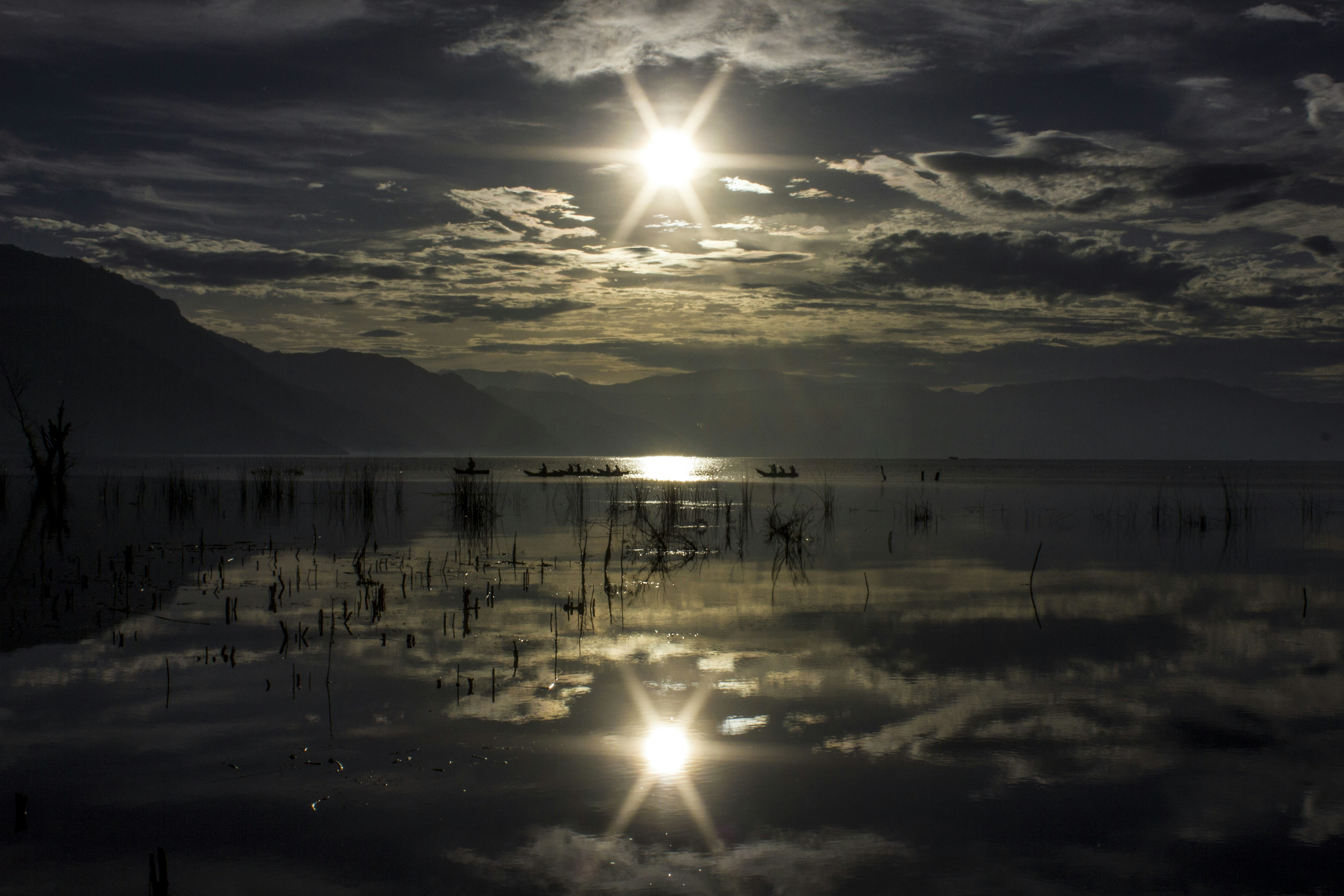 Cuerpo de agua bajo el cielo nublado durante el día
