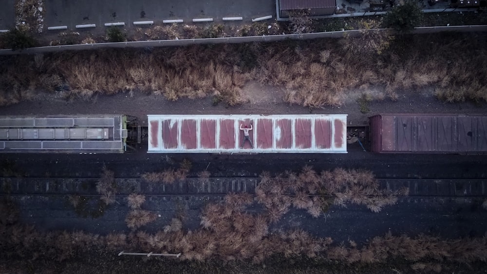 Una vista aérea de un patio de trenes con un tren en las vías