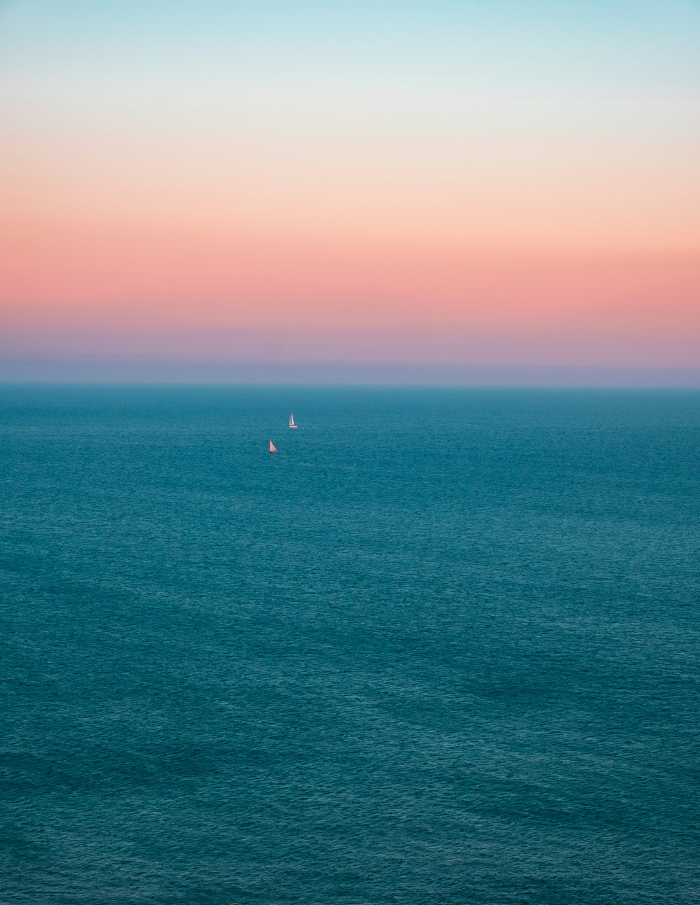 personne au milieu de l’océan au coucher du soleil