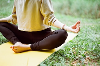 frau meditiert auf yoga matte im freien im garten im erzgebirge