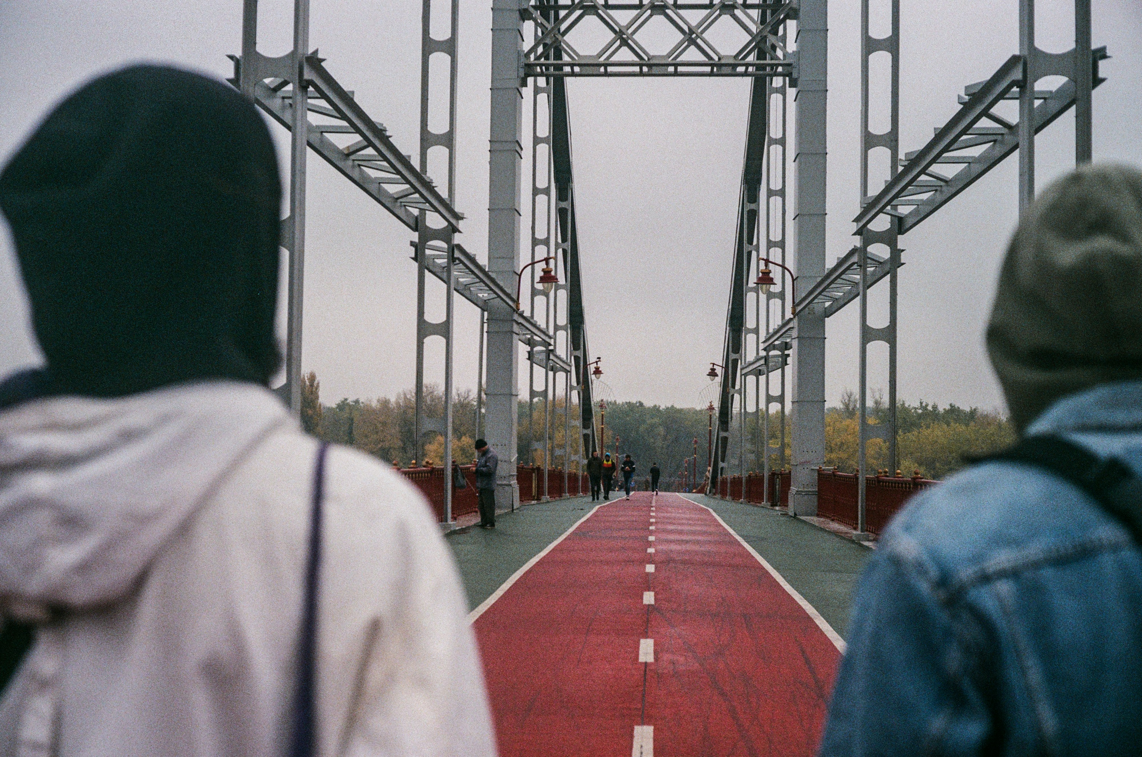 In the picture, runners are standing on Trukhaniv Bridge in Kyiv