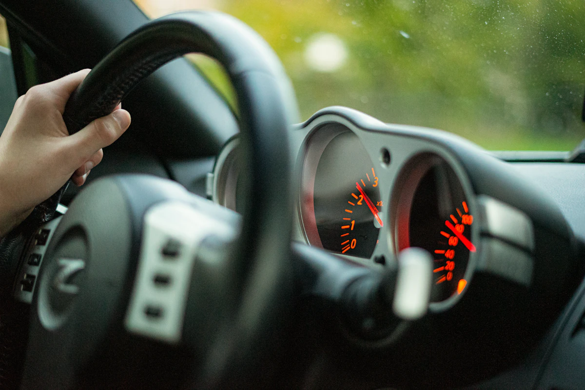 Setir dan panel instrumen mobil berwarna hitam dan perak