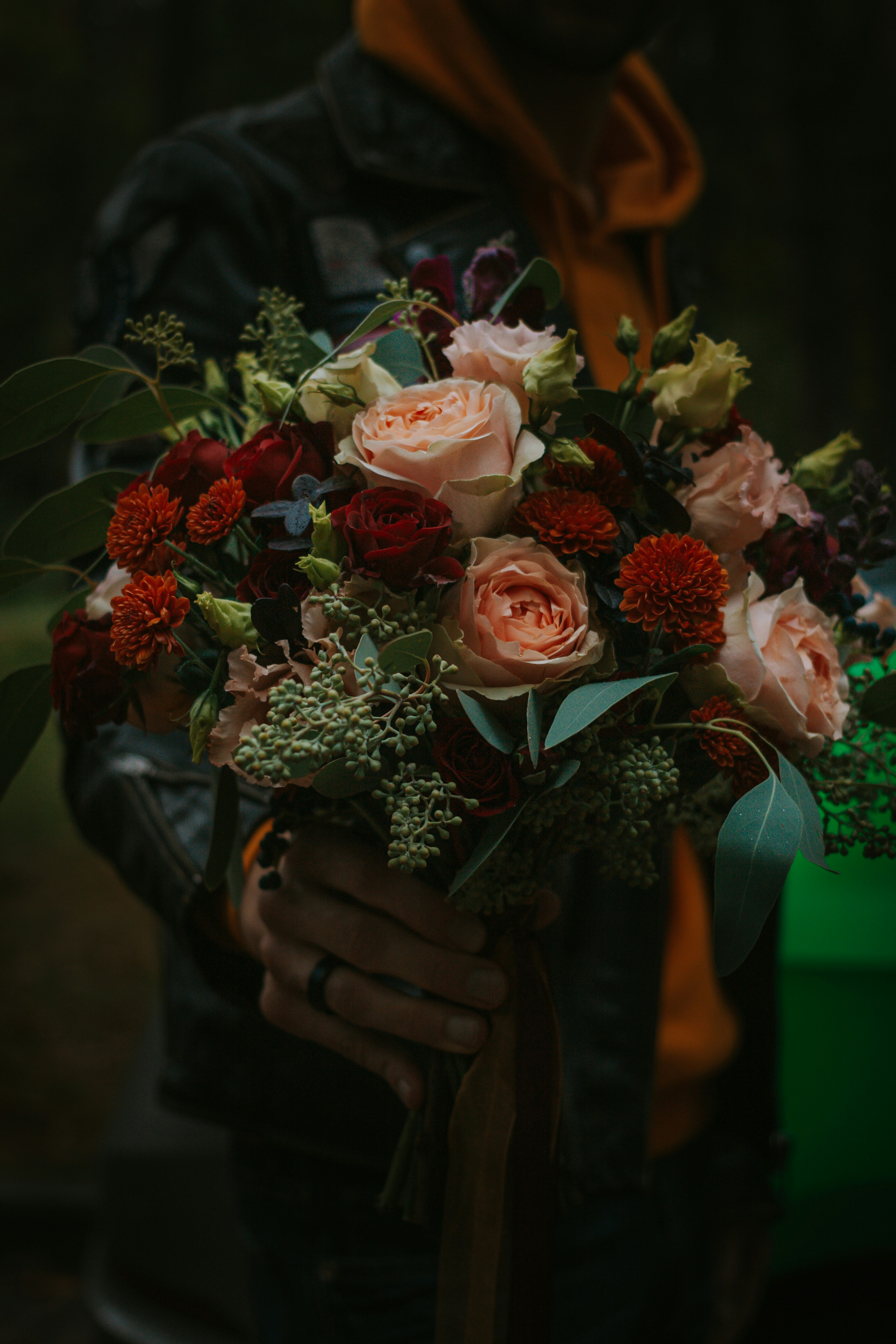 花束を持つ女性の写真 Unsplashで見つける花束の無料写真