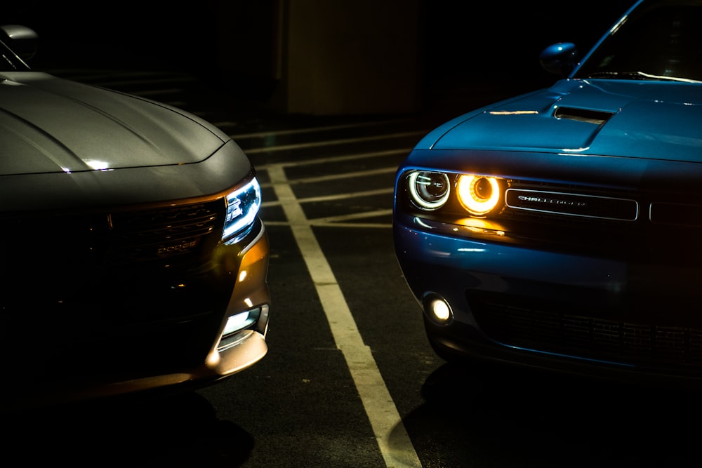 carro azul bmw na faixa de pedestres