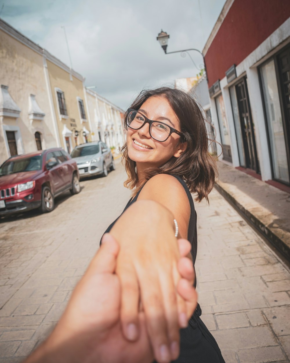 mujer con gafas de montura negra