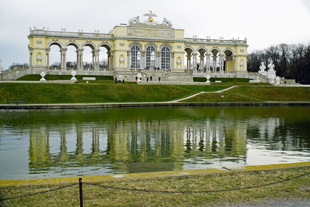 Weißbetongebäude in der Nähe von Gewässern tagsüber