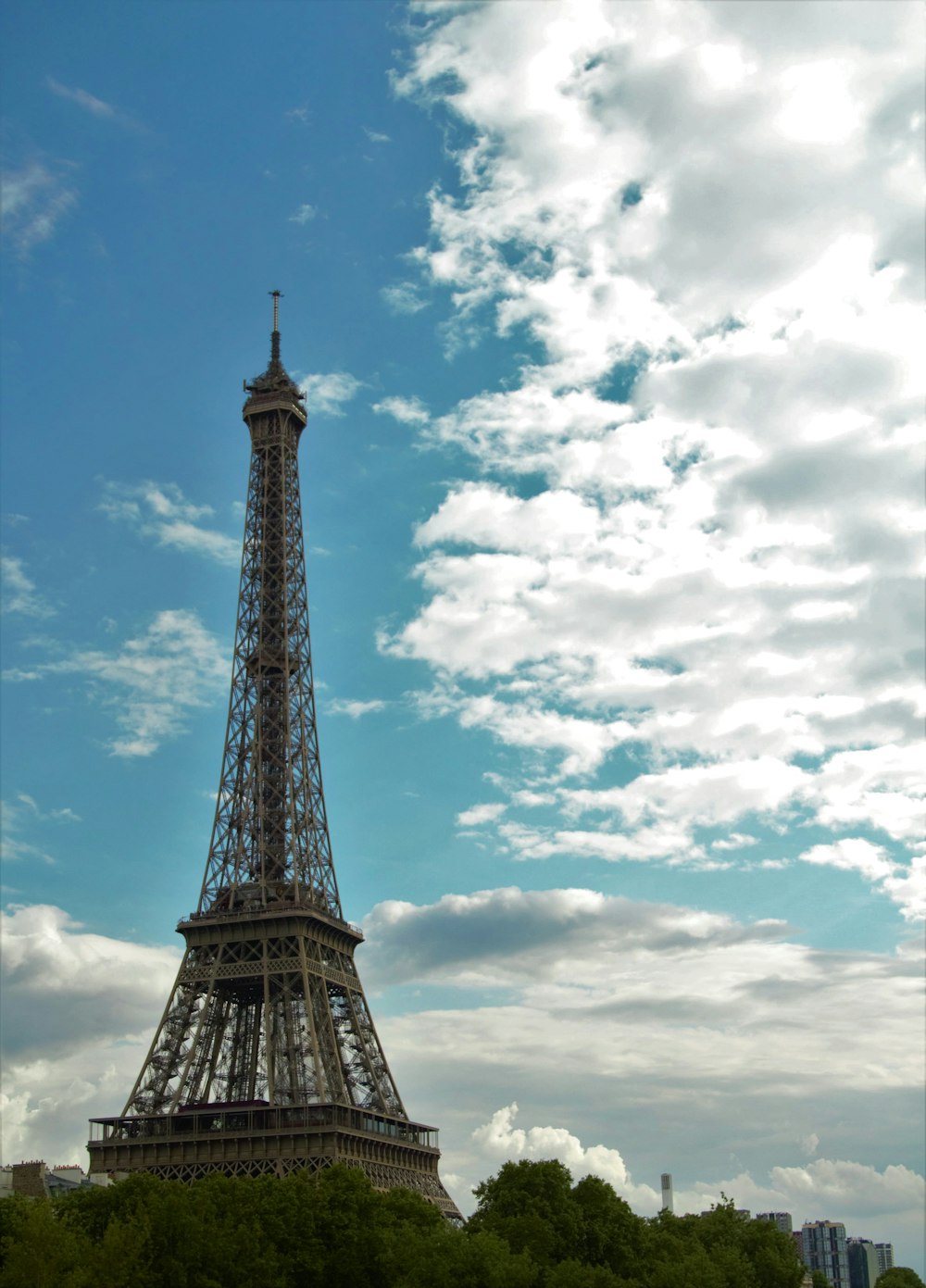 A tall tower with a blue sky photo – Free Brazil Image on Unsplash