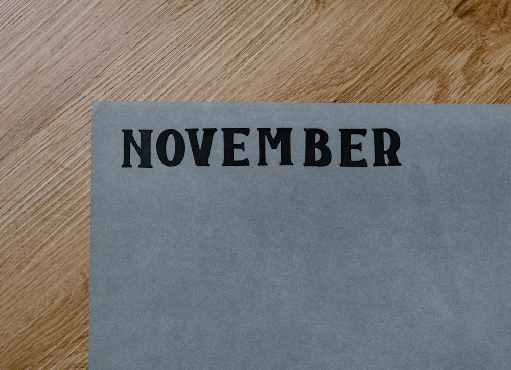 Un morceau de papier qui dit novembre dessus